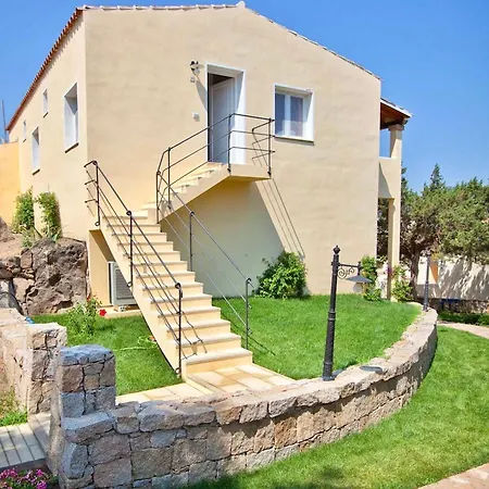 In With Swimming Pool In Апарт-отель *